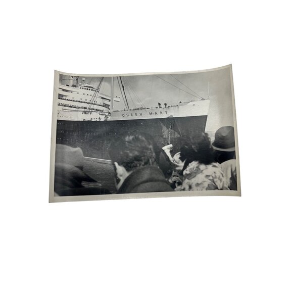 6 Snapshot Photos RMS Queen Mary NYC Crowds & Tugs, c.1948–55, 3.5"x5" Lot - Picture 3 of 8